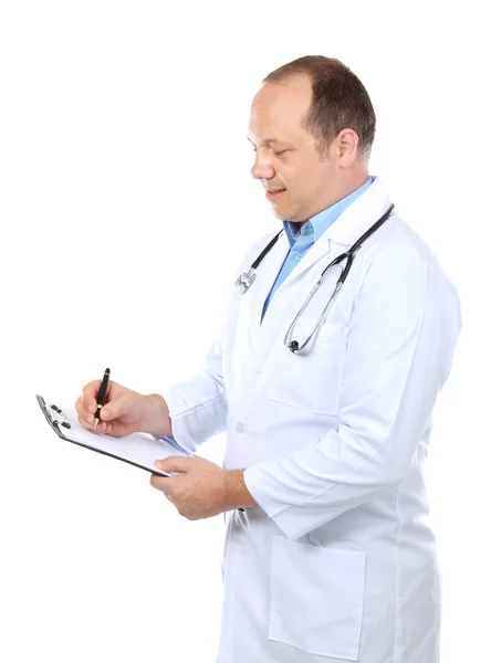 Médico médico escribiendo en portapapeles — Foto de Stock