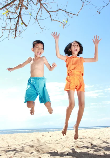 Springen van jonge geitjes in het strand — Stockfoto