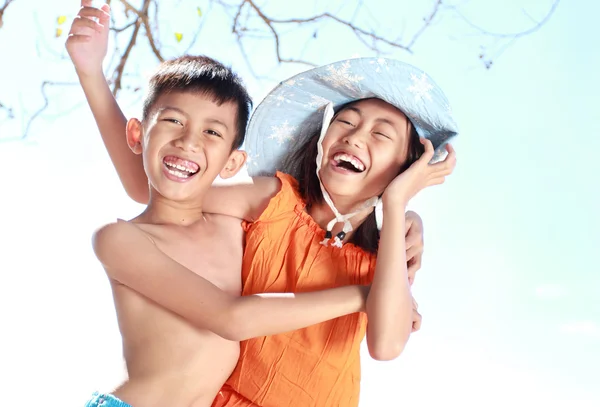 Niños divirtiéndose en un día soleado —  Fotos de Stock