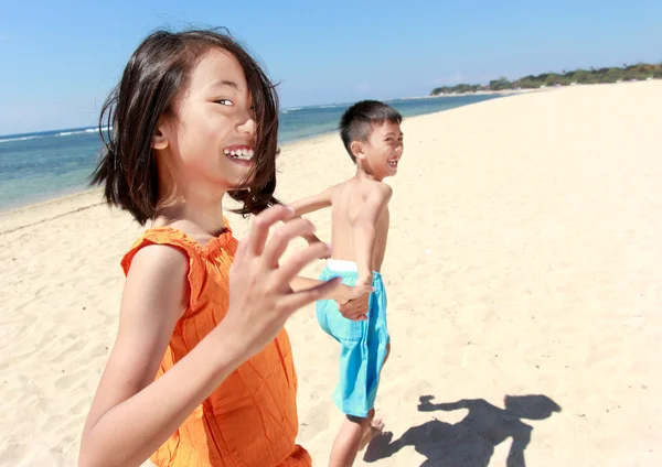 Kids running in the beach — Stock Photo, Image