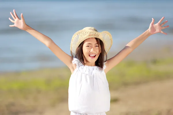 Glad tjej på stranden — Stockfoto