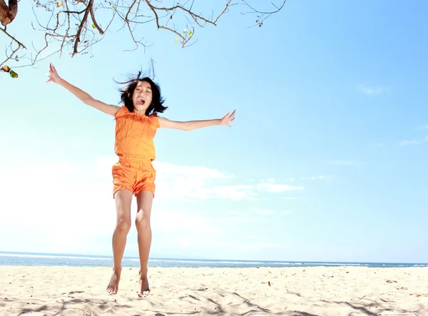 Saltando ragazza in spiaggia — Foto Stock