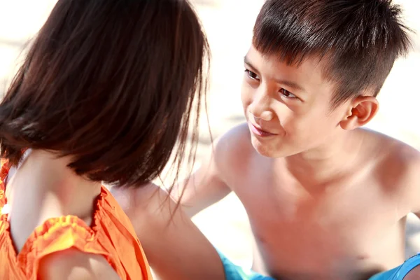 Niño abrazar a su hermana —  Fotos de Stock