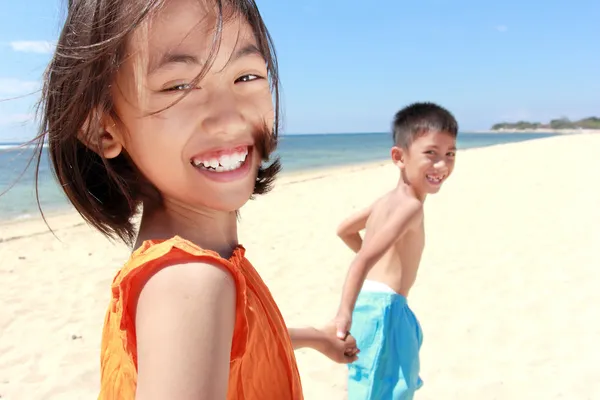 Kinderen lopen in het strand — Stockfoto