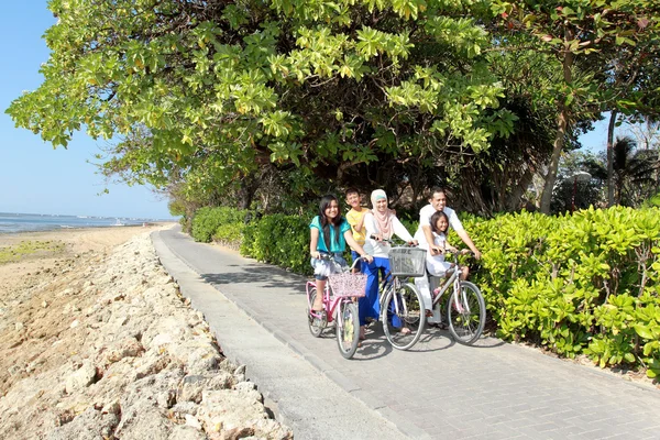 Happy family with bikes — Stock Photo, Image