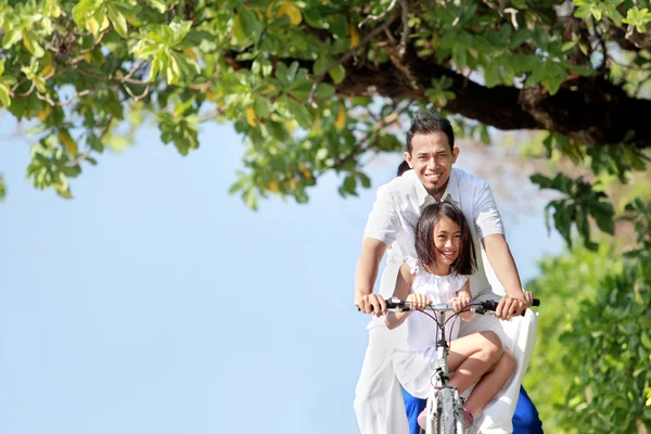 Glückliche Familie mit Fahrrädern — Stockfoto