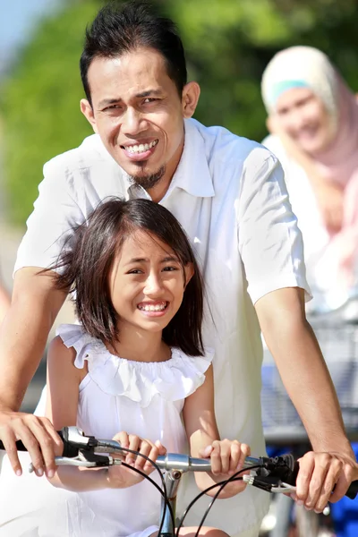 Happy family with bikes — Stock Photo, Image