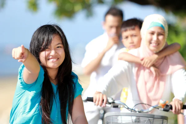 Chica joven con su familia — Foto de Stock