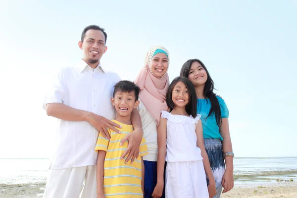 Happy muslim family — Stock Photo, Image