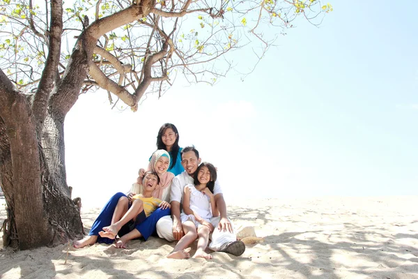 Família muçulmana feliz — Fotografia de Stock