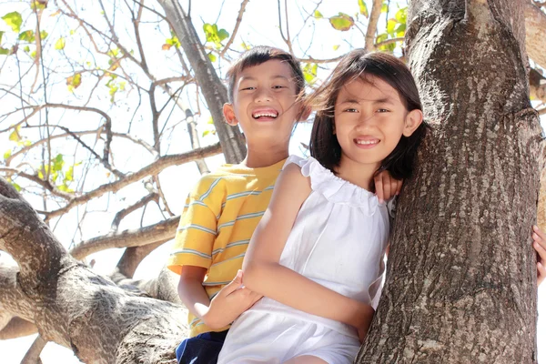 Bambini insieme all'aperto — Foto Stock