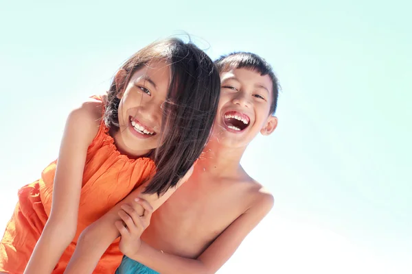 Kinderen met plezier in zonnige dag — Stockfoto