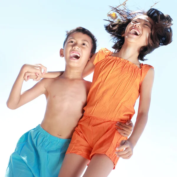 Kinderen met plezier in zonnige dag — Stockfoto