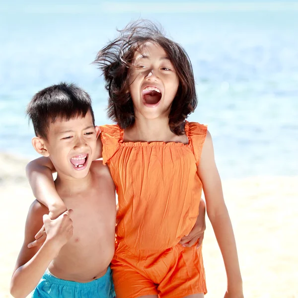 Gyerekek, szórakozás a napsütésben — Stock Fotó