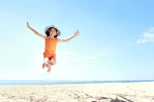 Jumping lány a strandon — Stock Fotó