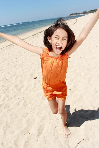 Girl running in the beach — Stock Photo, Image