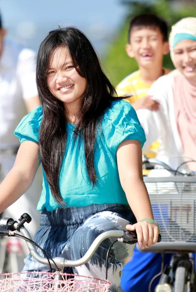 Mutlu aile sürme motosiklet — Stok fotoğraf