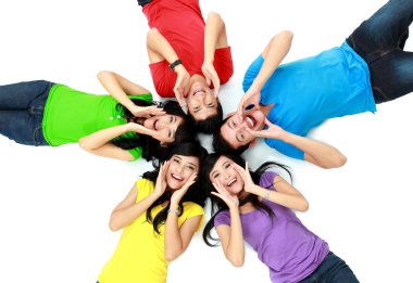 renkli bir grup arkadaşıyla birlikte yerde