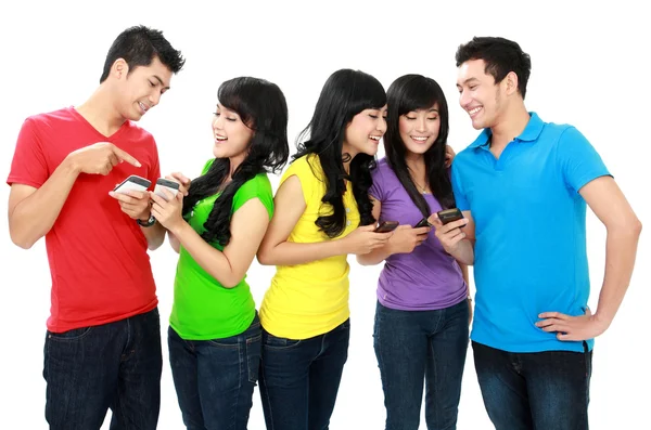 Młody nastolatek za pomocą handphone — Zdjęcie stockowe