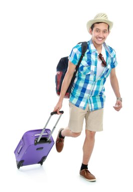 bavulla yürüyen turist