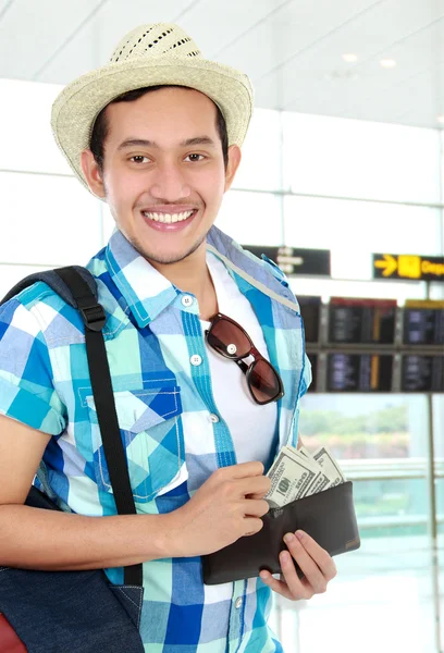 Turista contando dinheiro — Fotografia de Stock