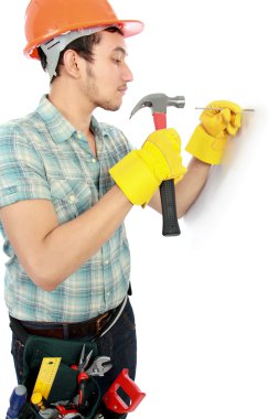 mutlu işçisi çekiç kullanarak