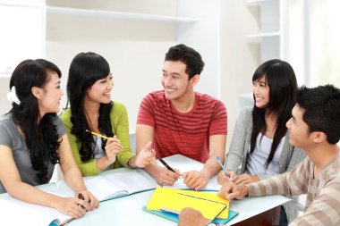 öğrencilerin grup tartışmak