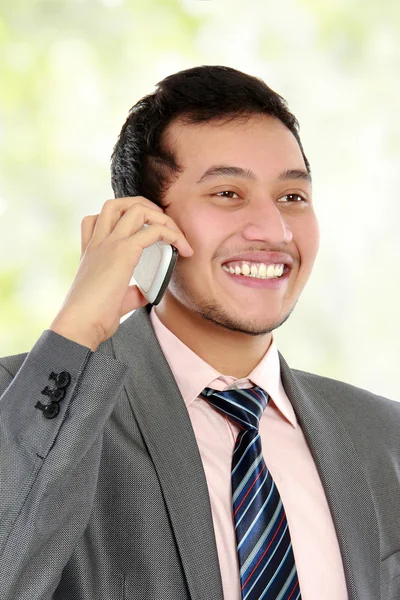 Homme d'affaires utilisant un téléphone portable — Photo