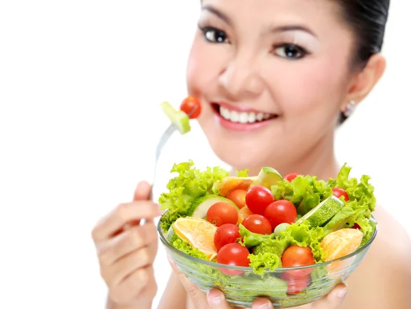 Femme manger de la salade — Photo