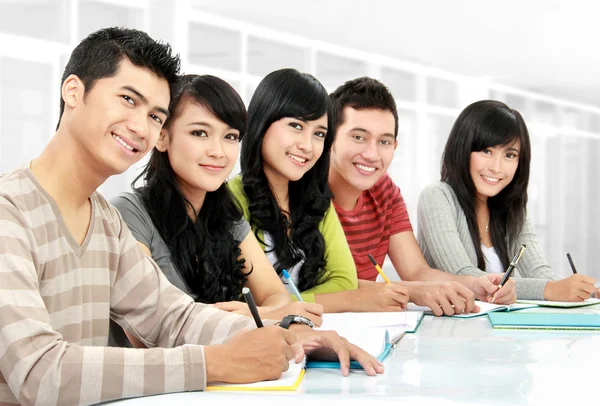 Retrato dos estudantes que estudam — Fotografia de Stock