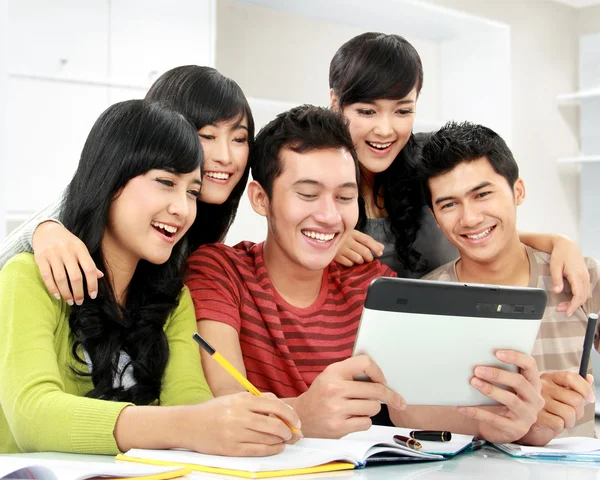 Estudantes com tablet — Fotografia de Stock