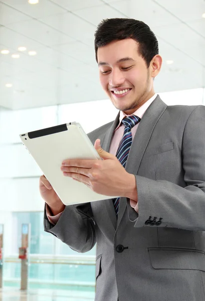 Affärsman med tablett — Stockfoto