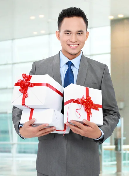 Empresário com caixas de presente — Fotografia de Stock