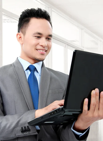 Uomo d'affari con laptop — Foto Stock