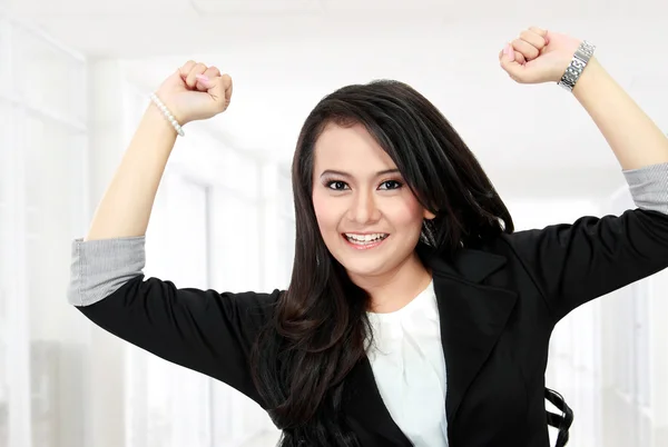 Mujer de negocios celebrando el éxito — Foto de Stock