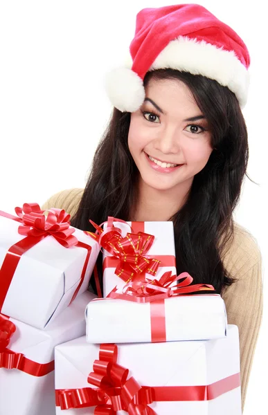 Mulher em Santa chapéu segurando presentes de Natal — Fotografia de Stock