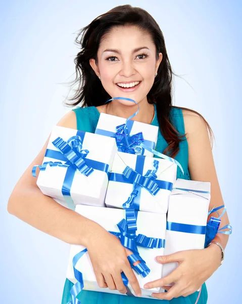 Mulher feliz com caixa de presente — Fotografia de Stock