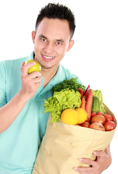 Uomo in possesso di shopping bag pieno di generi alimentari — Foto Stock