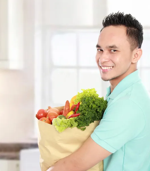 Homme avec un sac d'épicerie — Photo