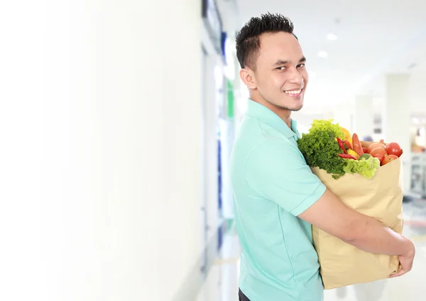Homem com um saco de supermercado — Fotografia de Stock