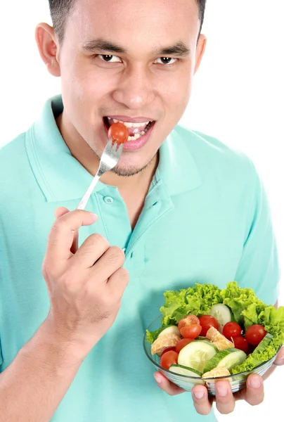 Mannen äter sallad — Stockfoto