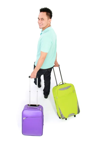 Мужчина путешествует с двумя чемоданами — стоковое фото