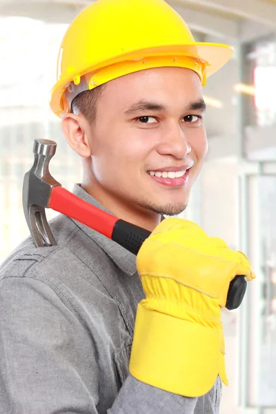 Jovem trabalhador sorridente — Fotografia de Stock