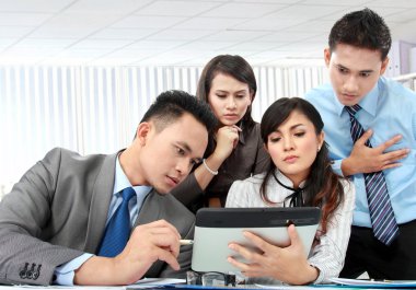 Grup laptop ile iş toplantı
