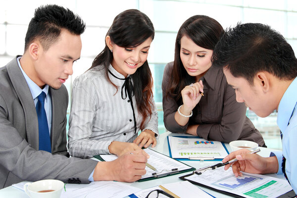 деловой мужчина и работающая женщина
