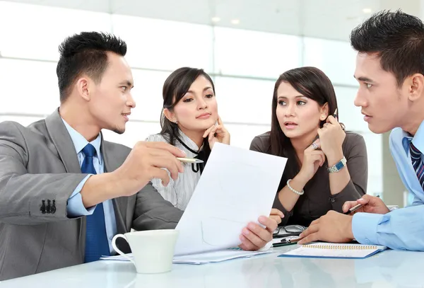 Zakelijk gesprek in het kantoor — Stockfoto