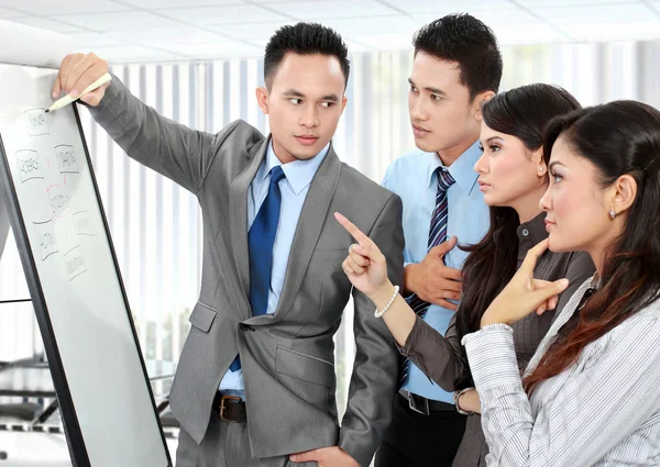 Debate de negocios en la oficina — Foto de Stock