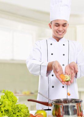 erkek aşçı bazı madde tava koyun.