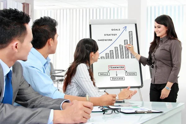 Geschäftsgespräch im Büro — Stockfoto