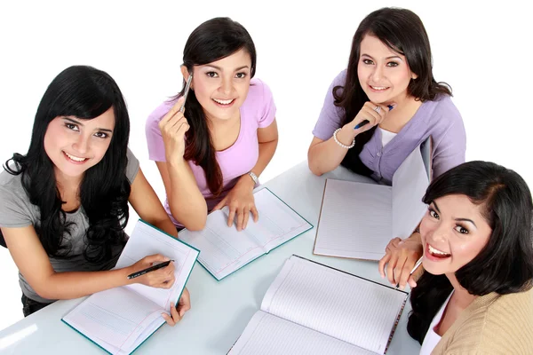 Gruppo di studenti che studiano insieme — Foto Stock